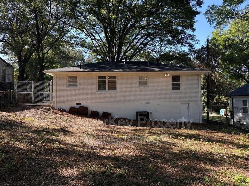 340 Adelle St Se - Photo 2 of 17