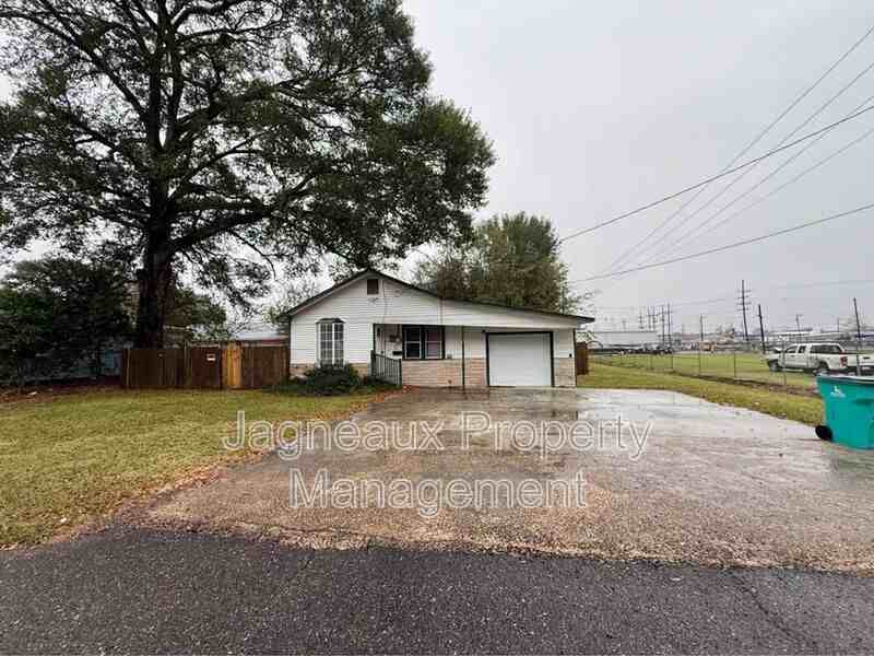 227 E Peach Ave