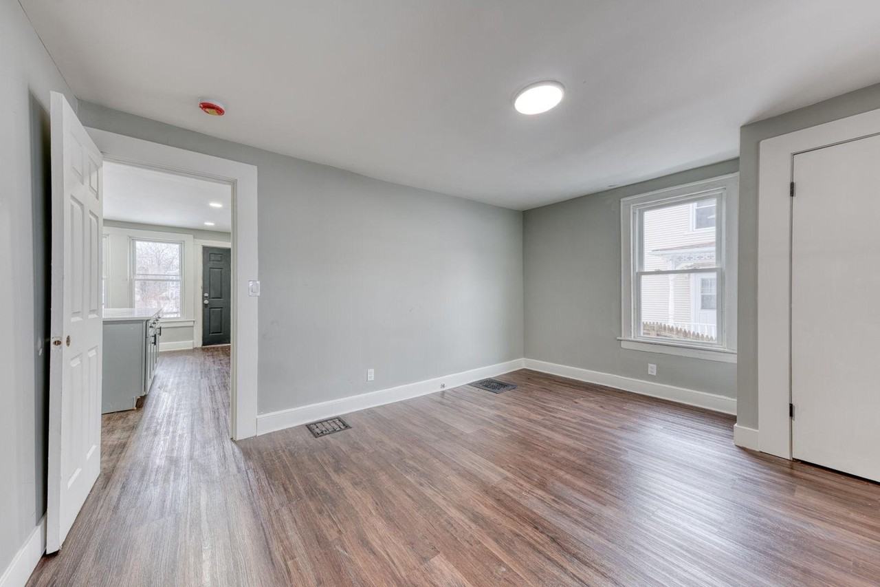 68 Lewis Ave - Photo 4 of 10