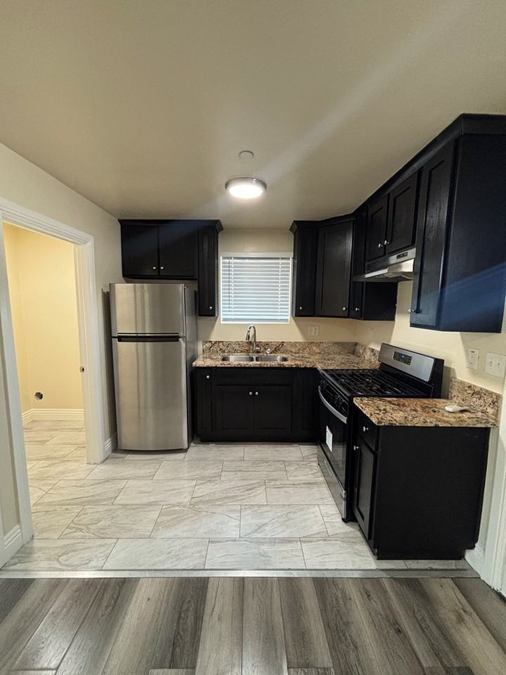 1229 1/2 West Gage Avenue - Photo 3 of 9