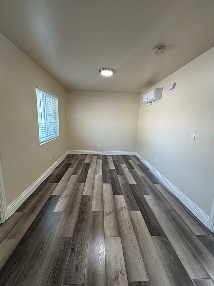 1229 1/2 West Gage Avenue - Photo 4 of 9