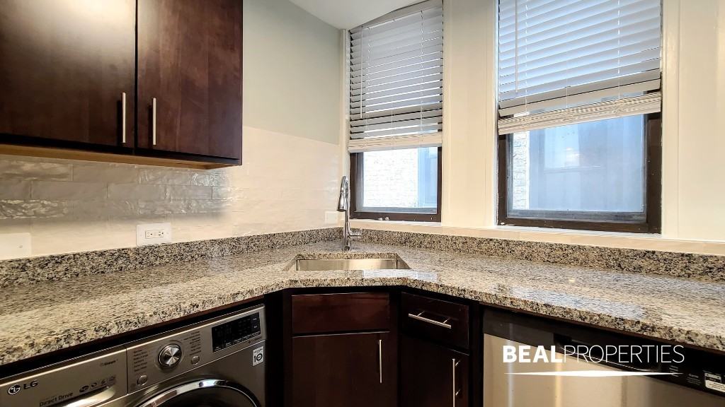 2908 N Broadway St - Photo 7 of 29