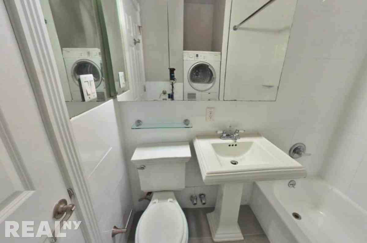 E 25th St #1A - Photo 3 of 5