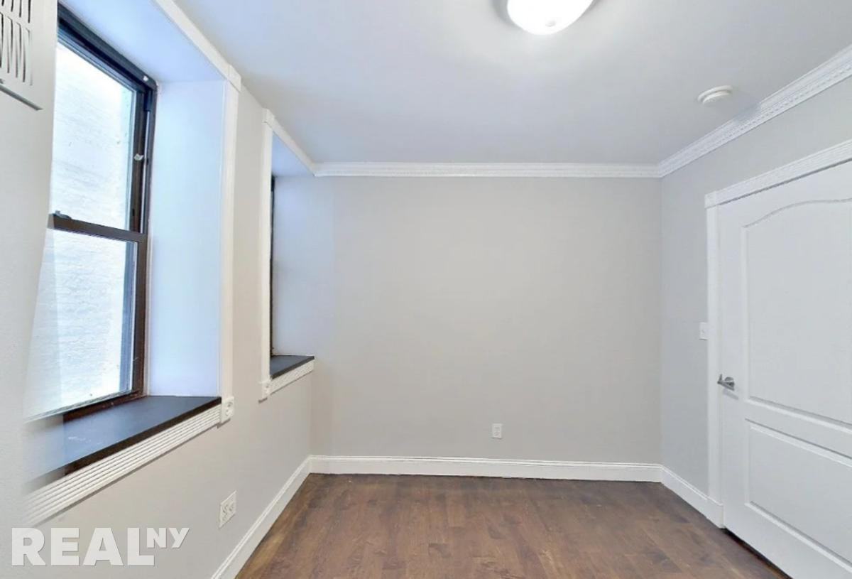 E 25th St #1A - Photo 4 of 5