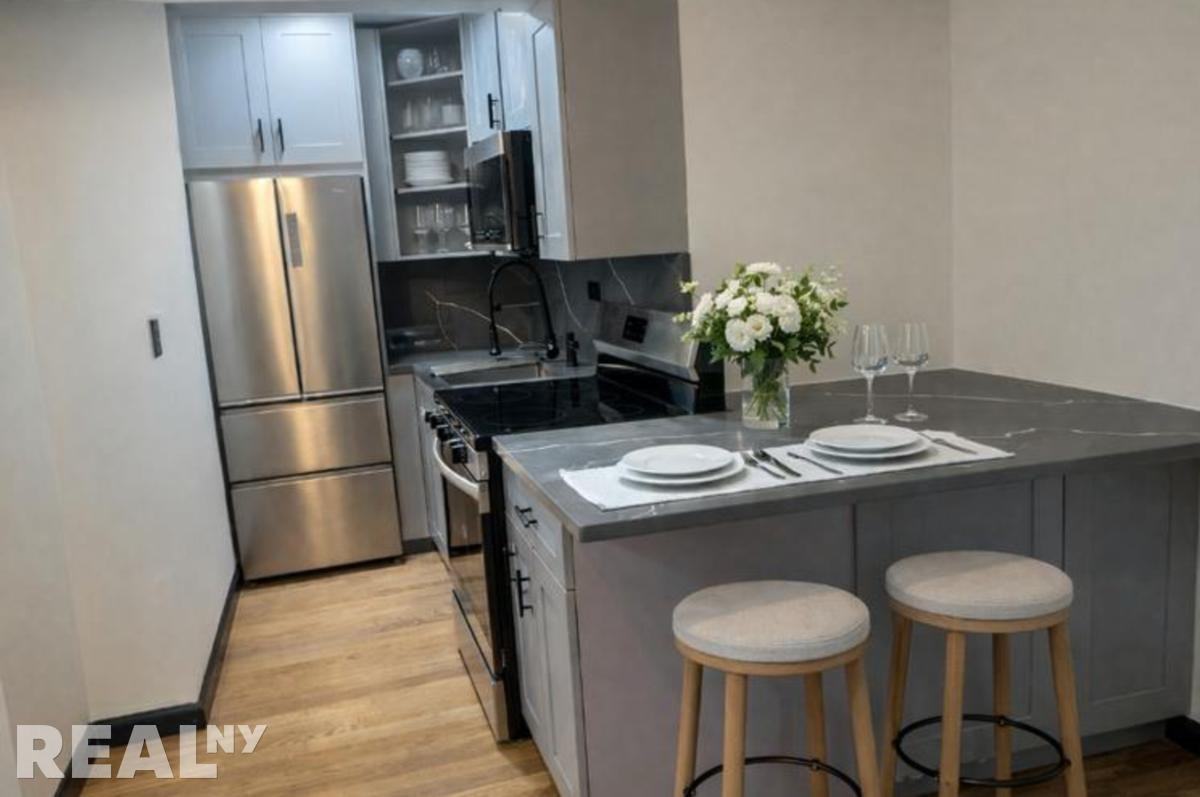 E 58th St #5B - Photo 2 of 4