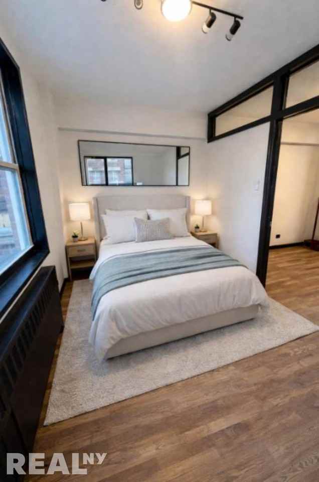 E 58th St #5B - Photo 3 of 4