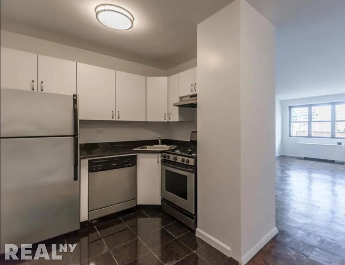 E 16th St #6P - Photo 2 of 3