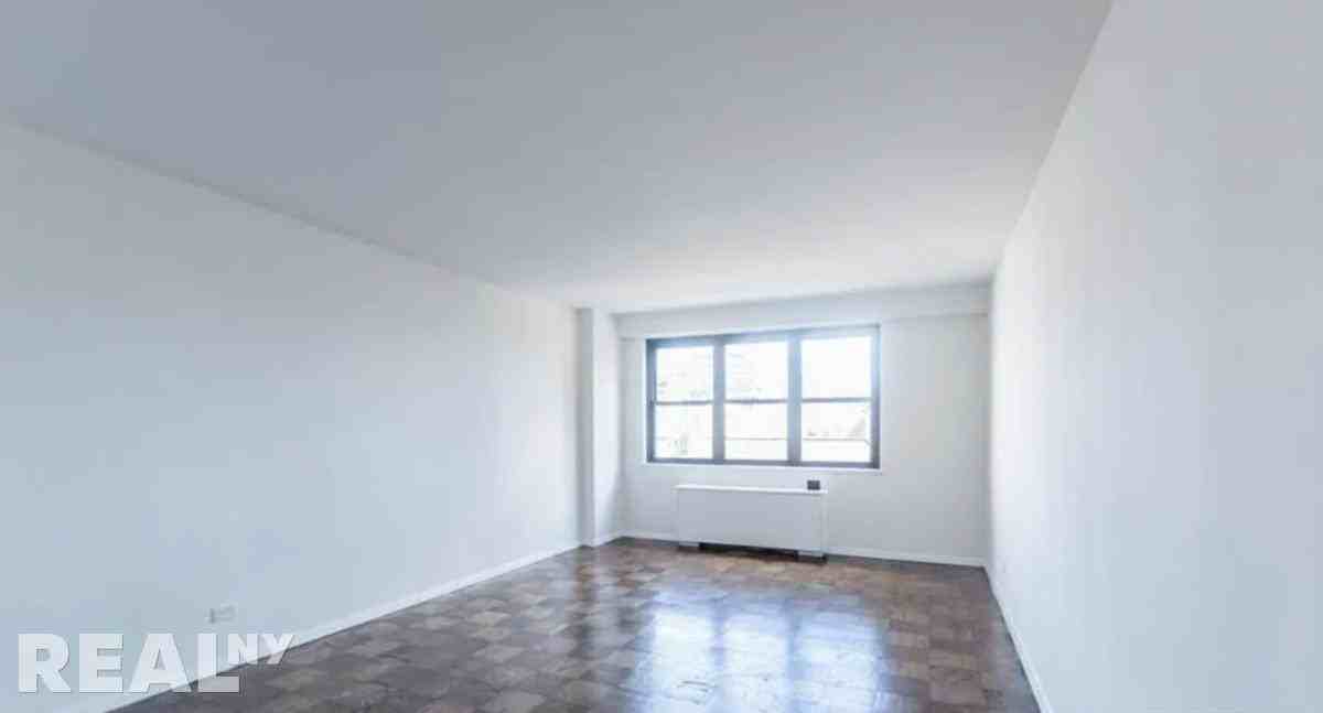 E 16th St #6P - Photo 3 of 3