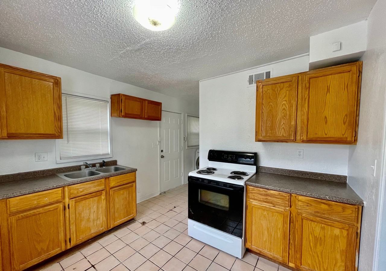 9534 Charlotte St #1 - Photo 4 of 9