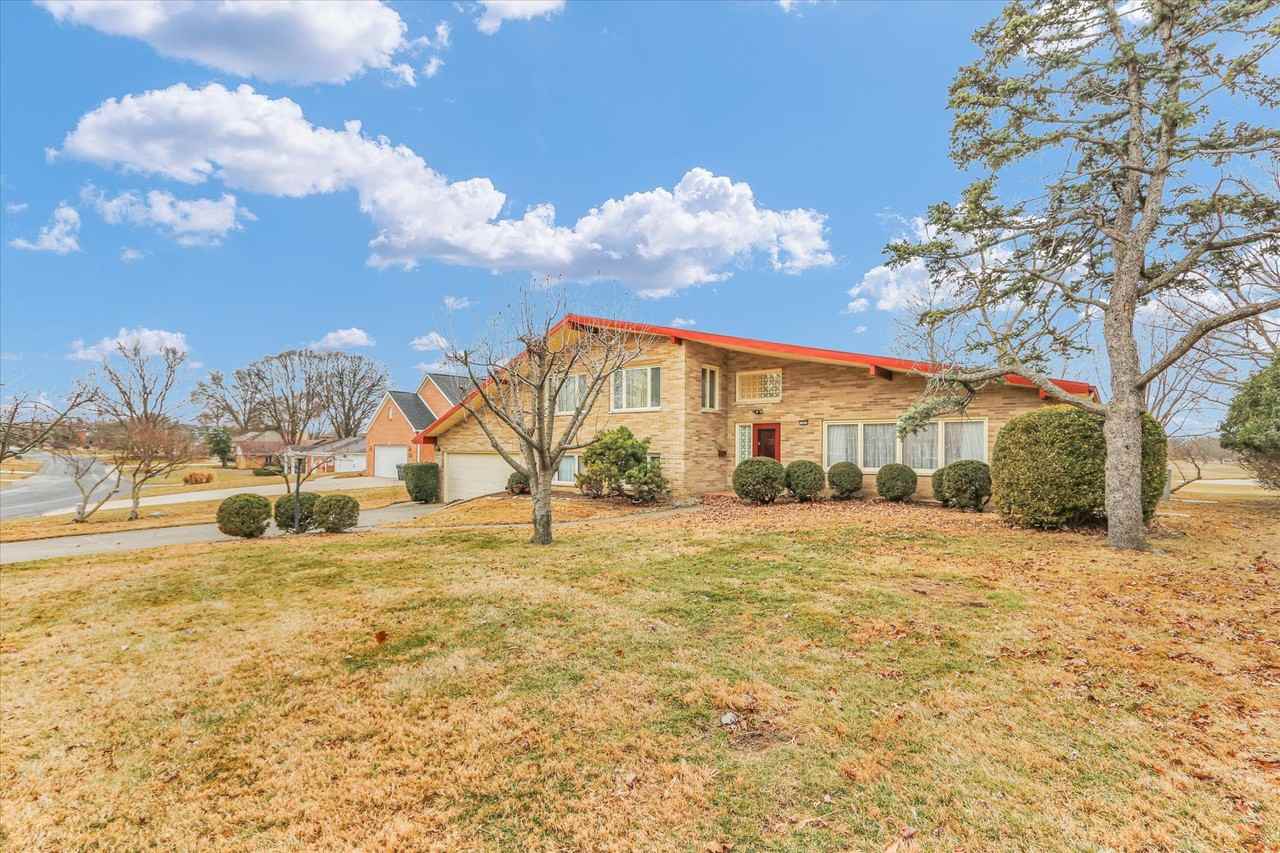 1803 Golfview Dr #1 - Photo 3 of 42