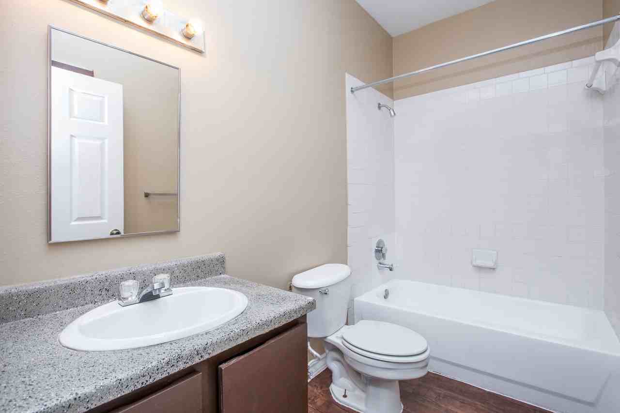 Lago Vista Apartments - Photo 6 of 38