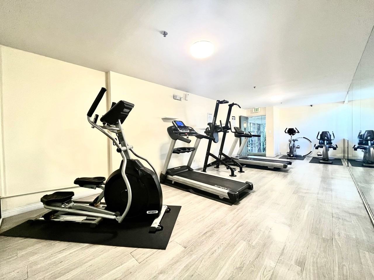 Perfectly situated 2 bedroom and 2 bathroom ! - Photo 3 of 4