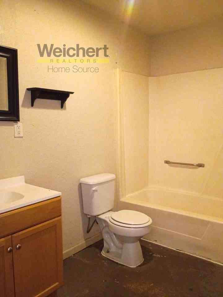 917 E Lake St - Photo 5 of 7