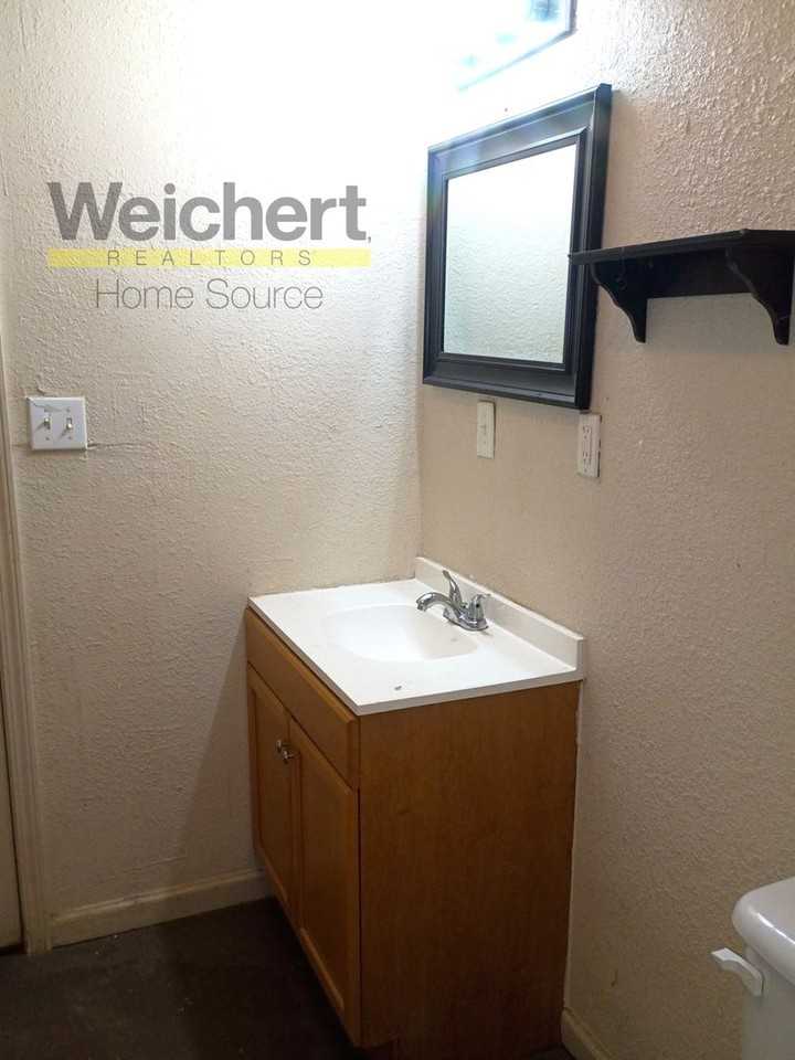917 E Lake St - Photo 6 of 7