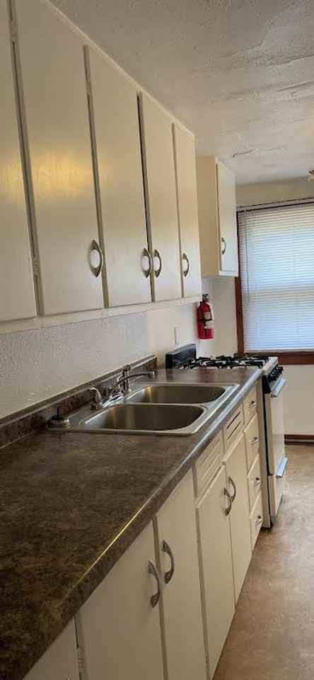 310 W Green St - Photo 7 of 8