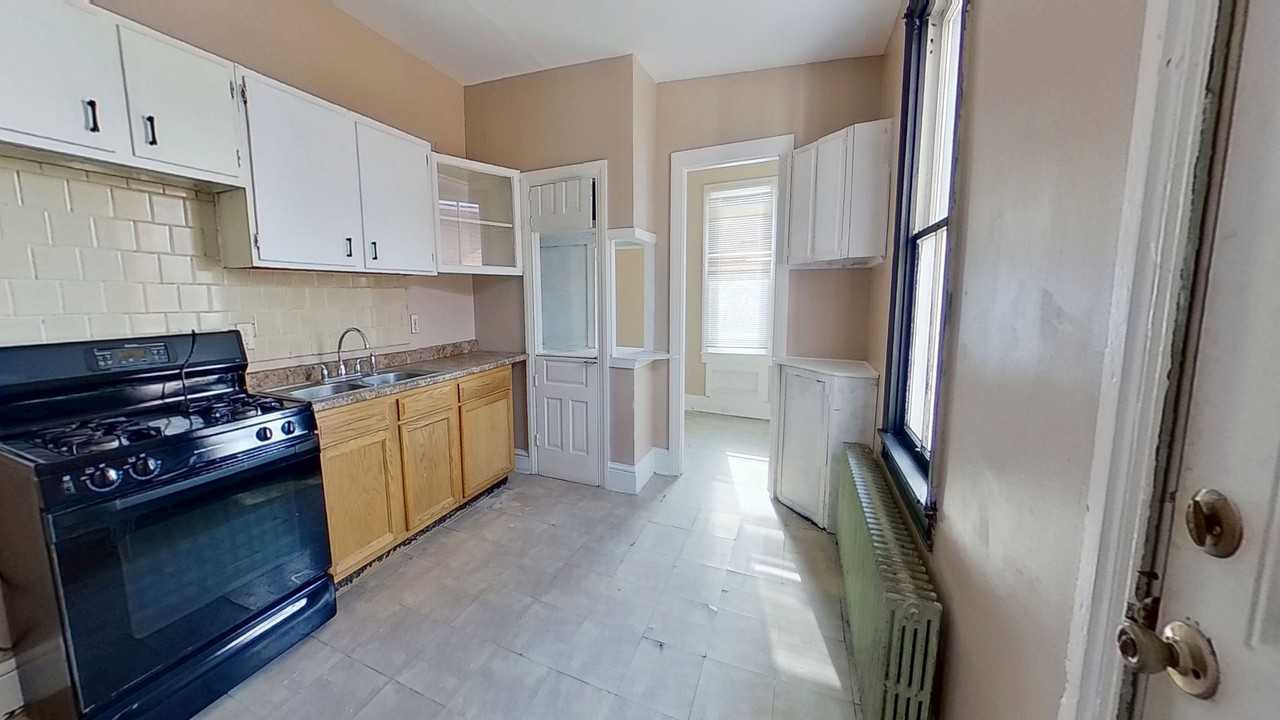 702 W Philadelphia St - Photo 2 of 11