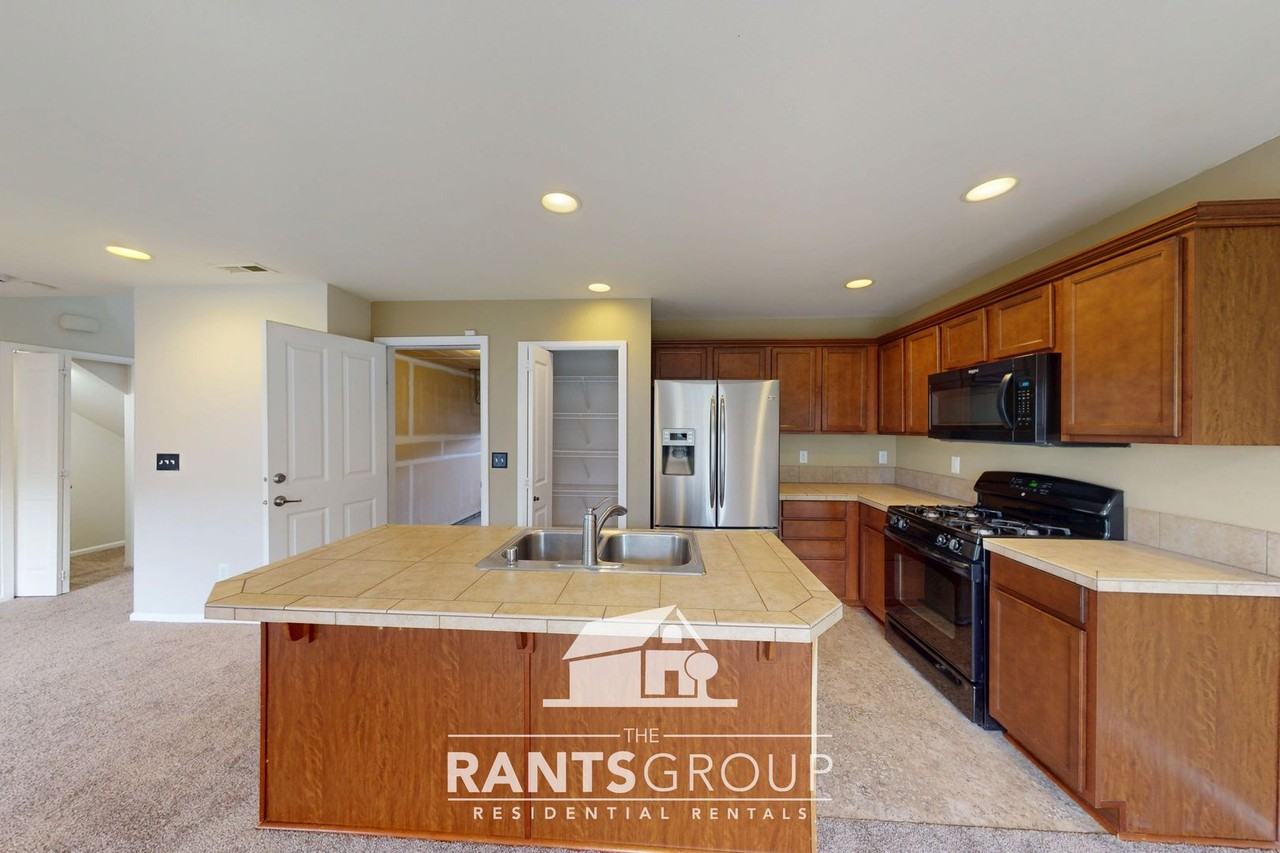 6733 Blade St Se - Photo 2 of 34