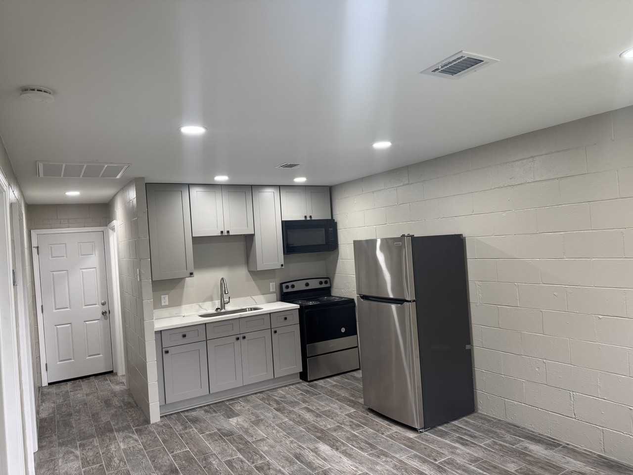 1140 Church St #B - Photo 4 of 10