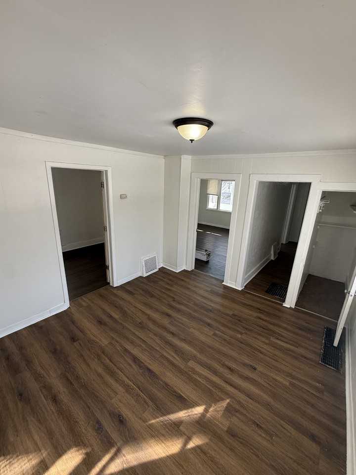 499 Sherburne Ave #1 - Photo 3 of 8