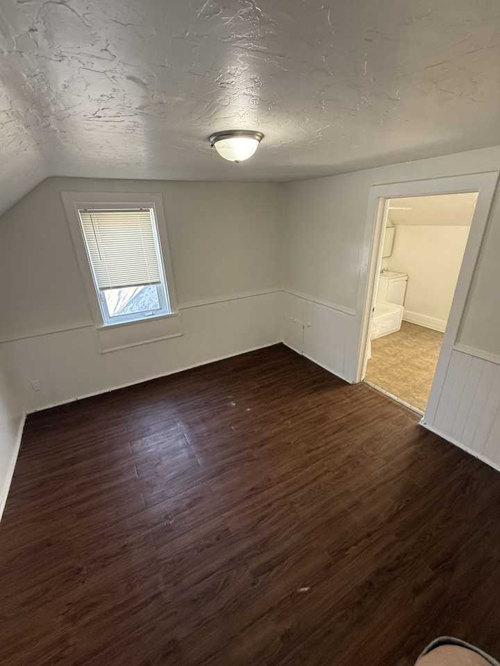 499 Sherburne Ave #1 - Photo 6 of 8