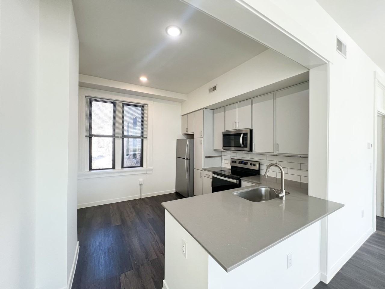 526 E 12th - Photo 7 of 21