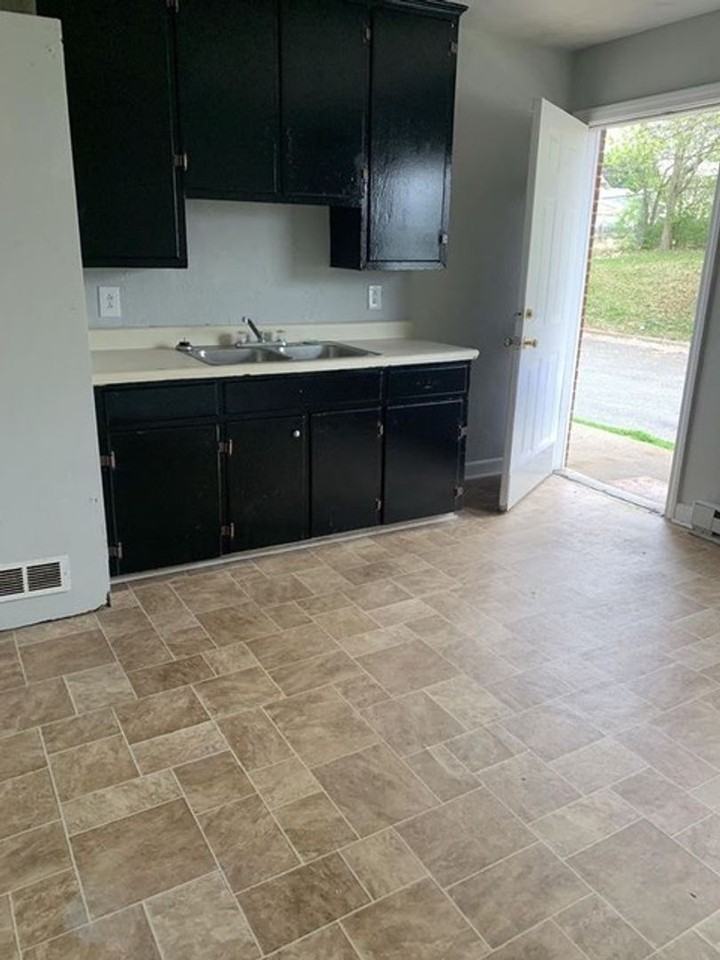 Providence Square Apartments - Photo 4 of 7