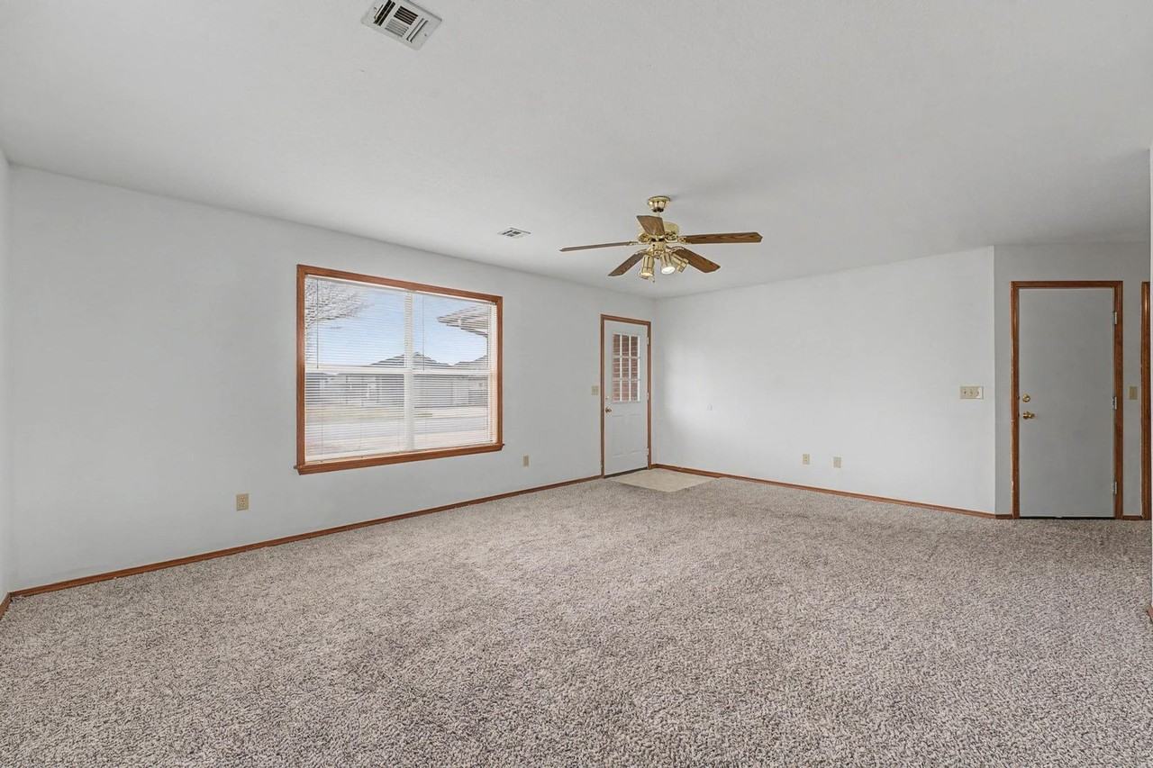 194 Hall Dr - Photo 2 of 20