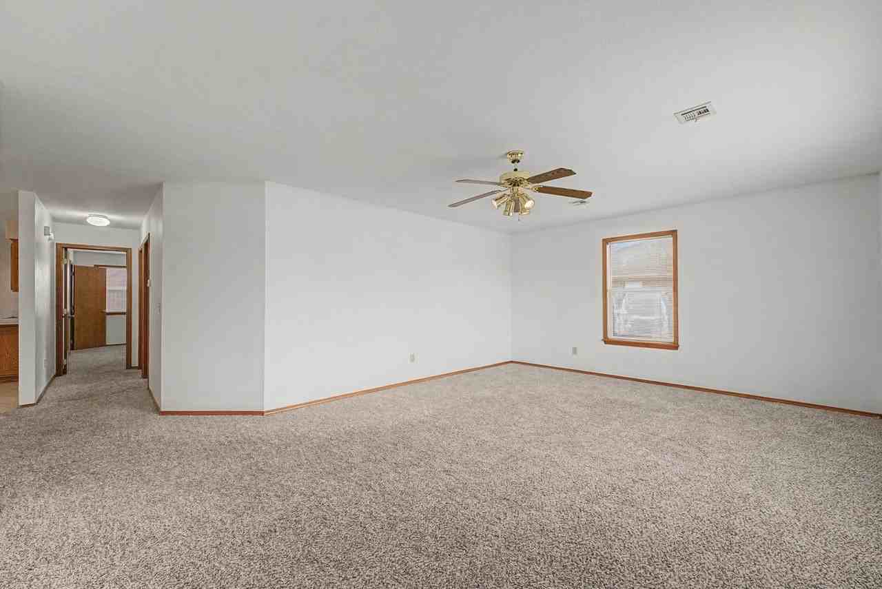 194 Hall Dr - Photo 3 of 20