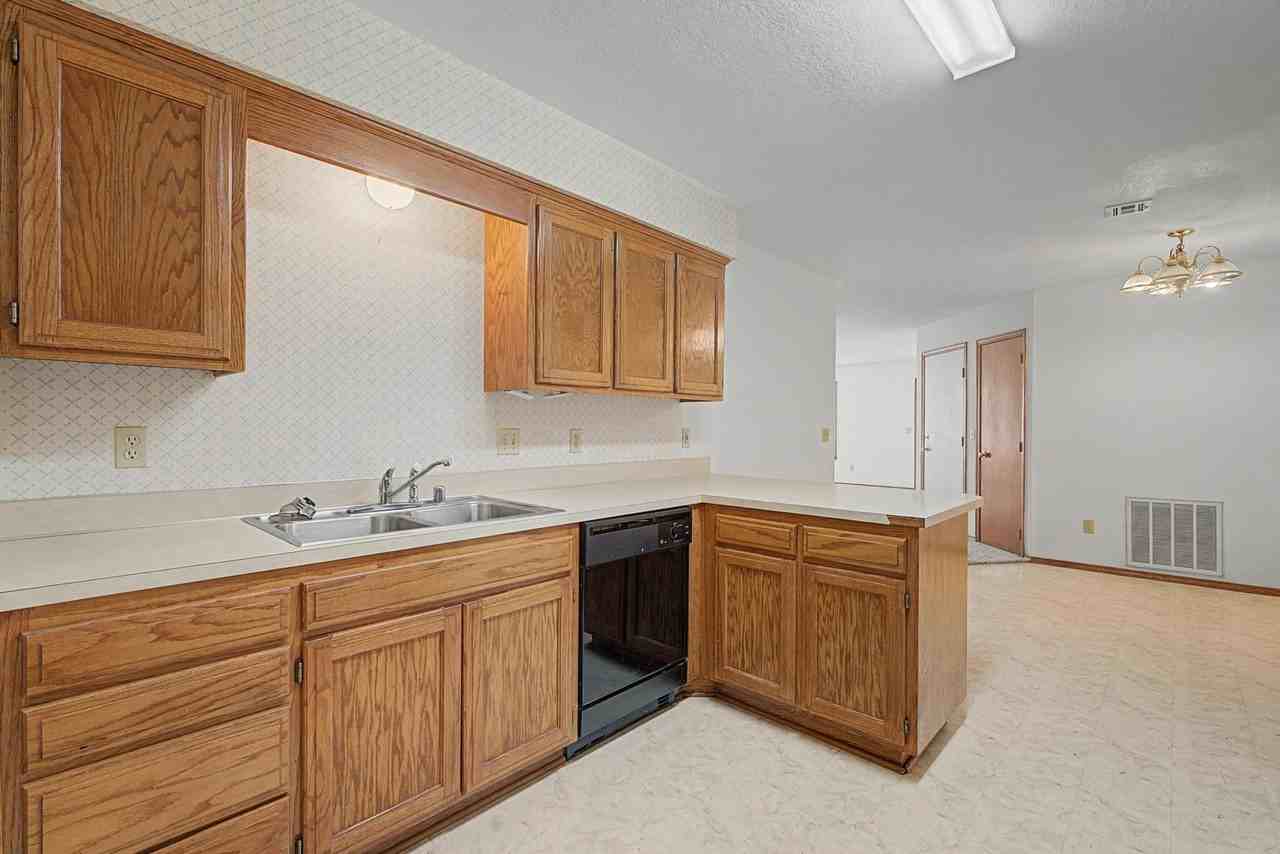 194 Hall Dr - Photo 4 of 20