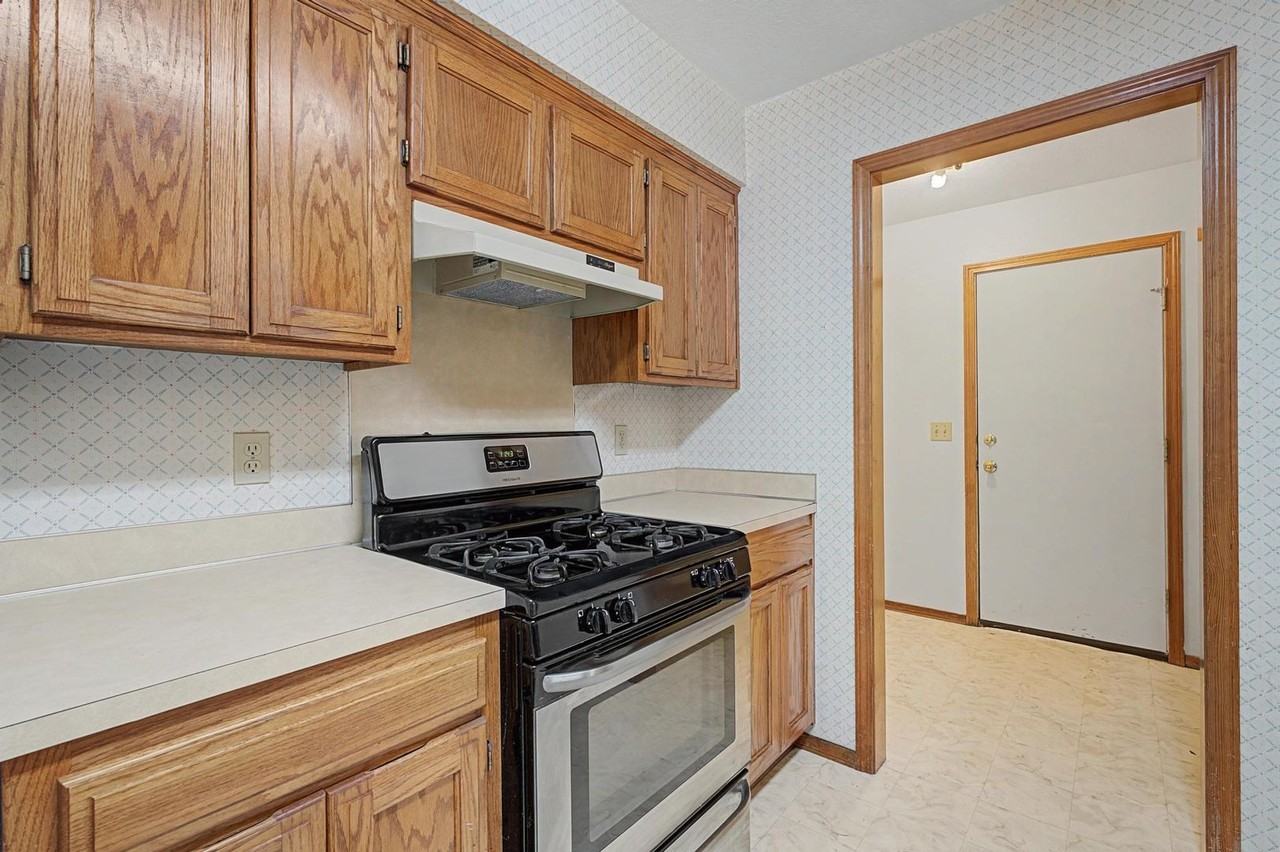 194 Hall Dr - Photo 5 of 20