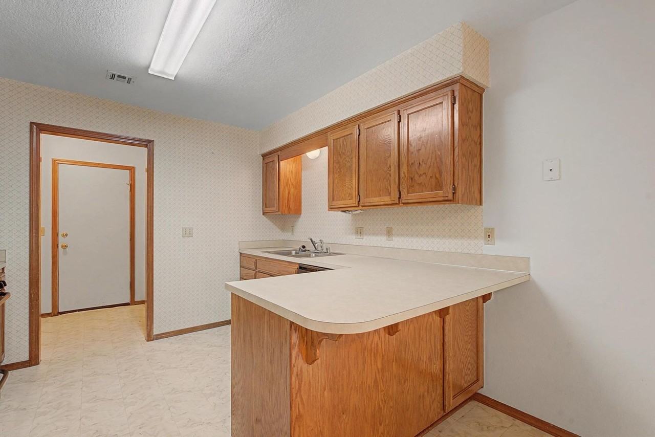 194 Hall Dr - Photo 6 of 20