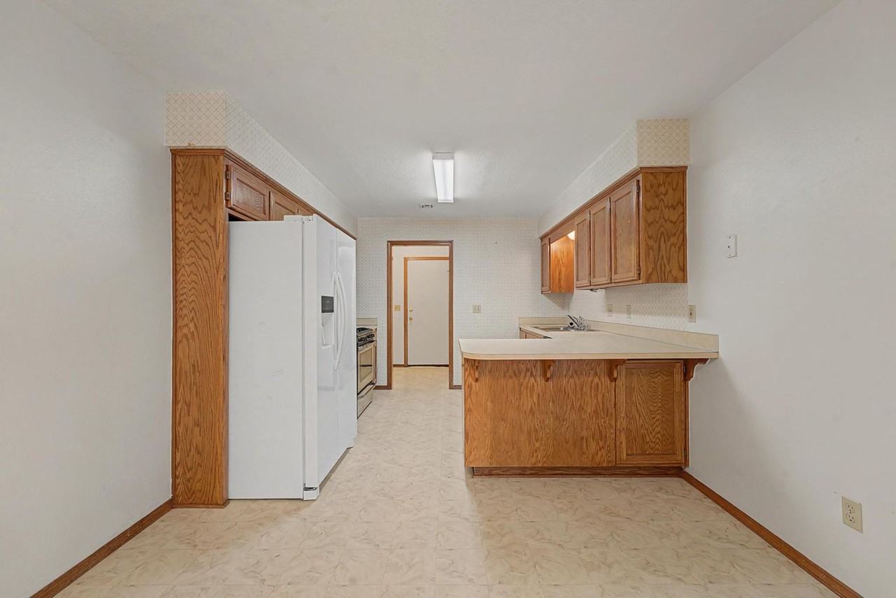 194 Hall Dr - Photo 7 of 20