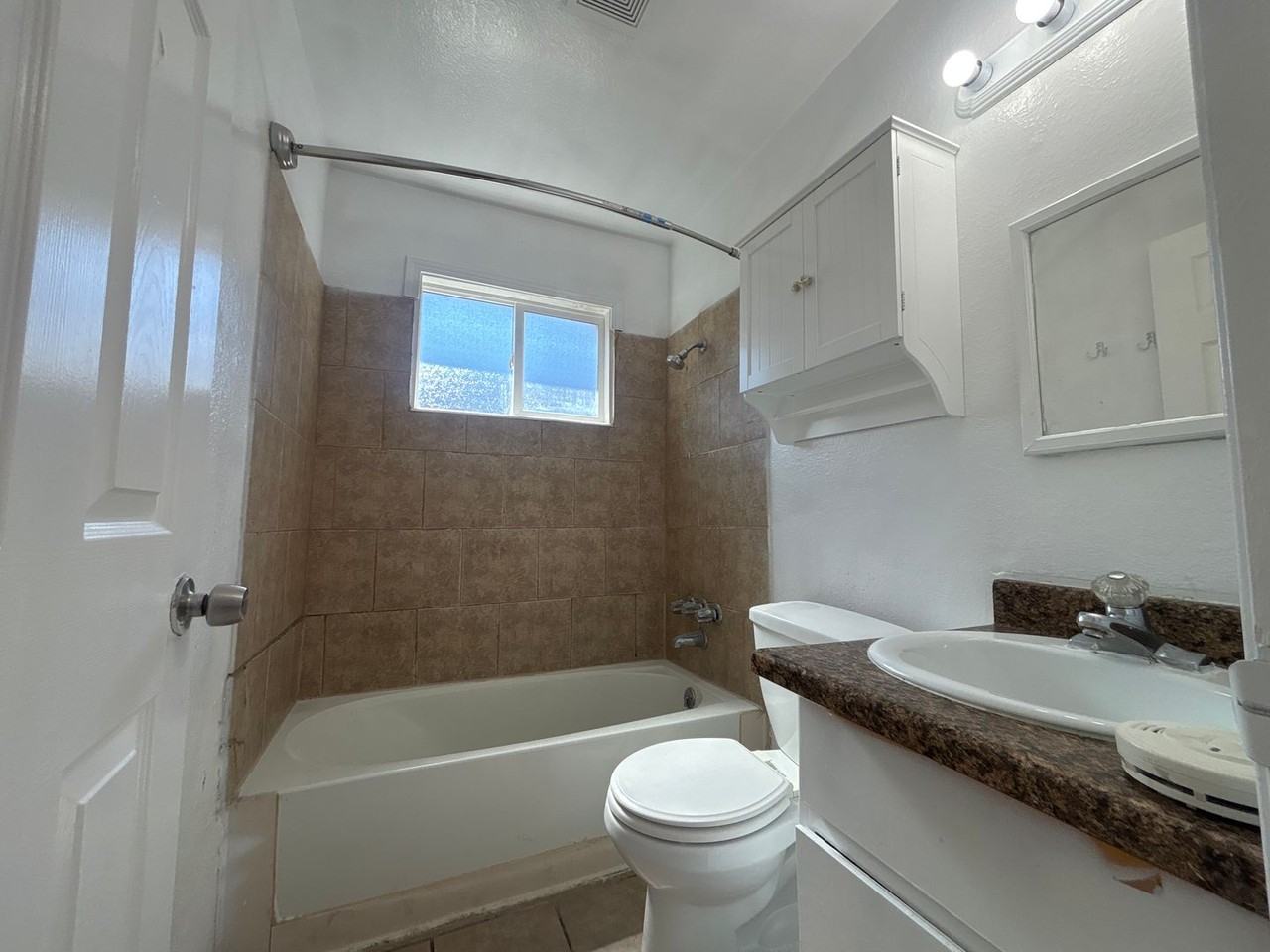 826 Astor St - Photo 7 of 17