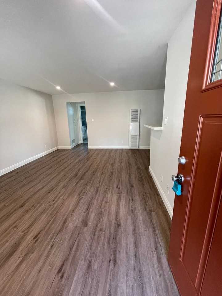 1010 Scott Street - Photo 4 of 35