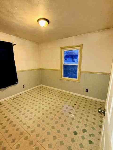 572 Crestwood Dr - Photo 7 of 10