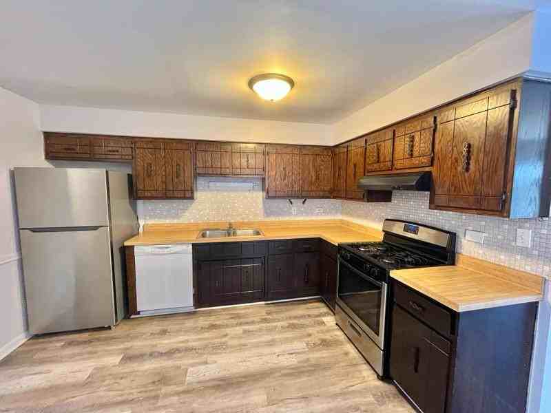 10604 S Oak Tree Dr - Photo 2 of 8