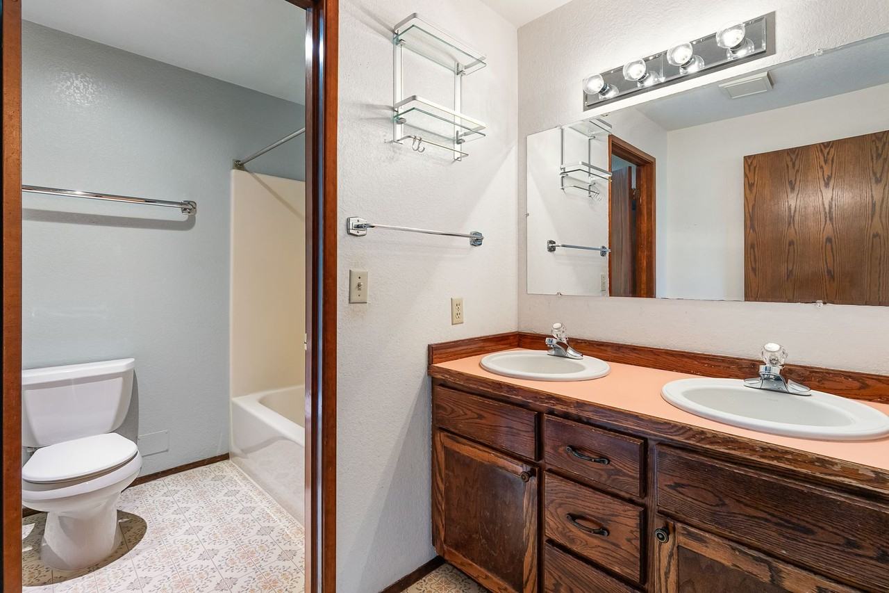 197 Bay Lyn Dr - Photo 3 of 10