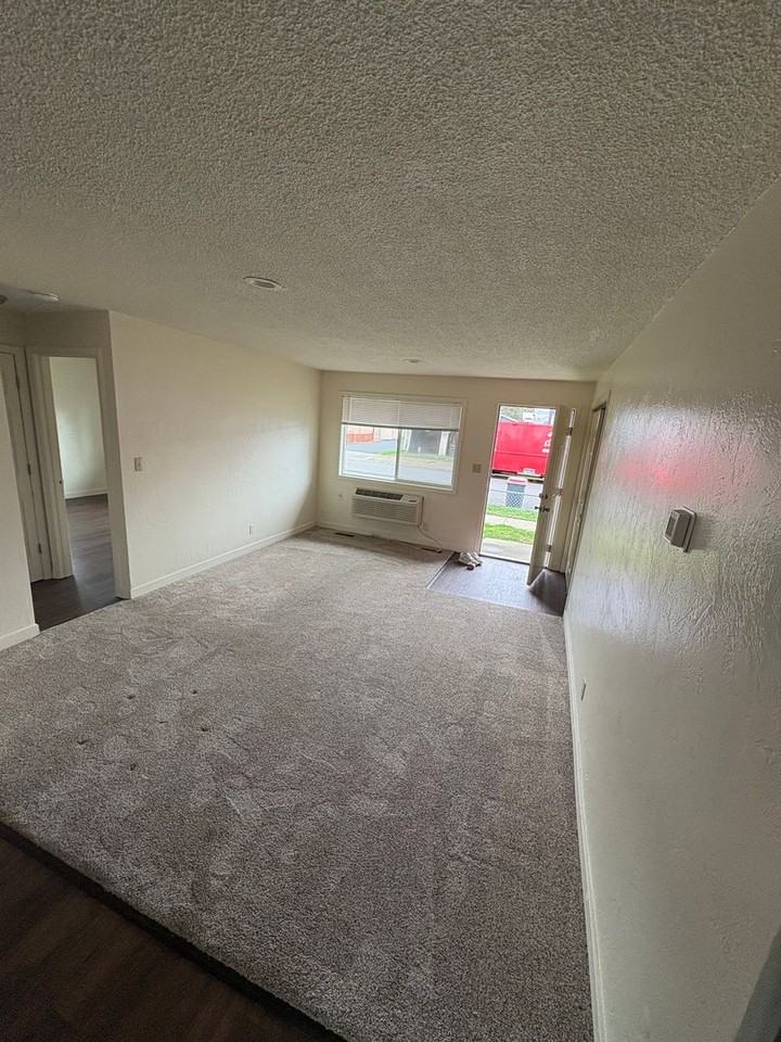 R401 - Photo 2 of 14