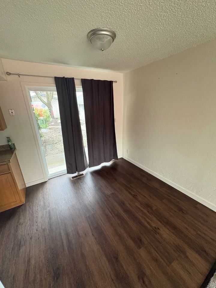 R401 - Photo 3 of 14