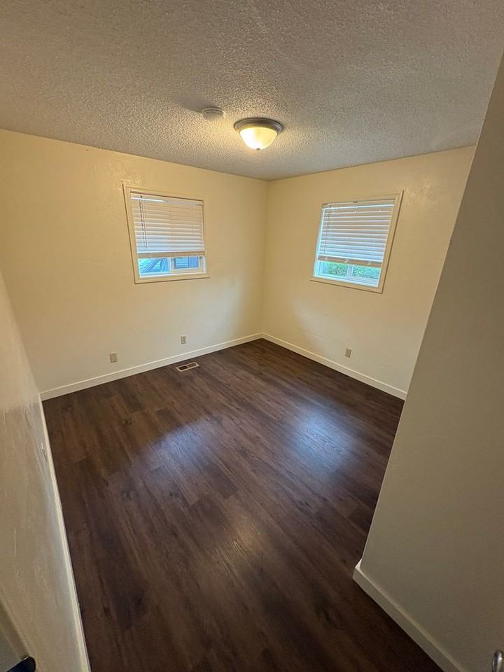 R401 - Photo 5 of 14