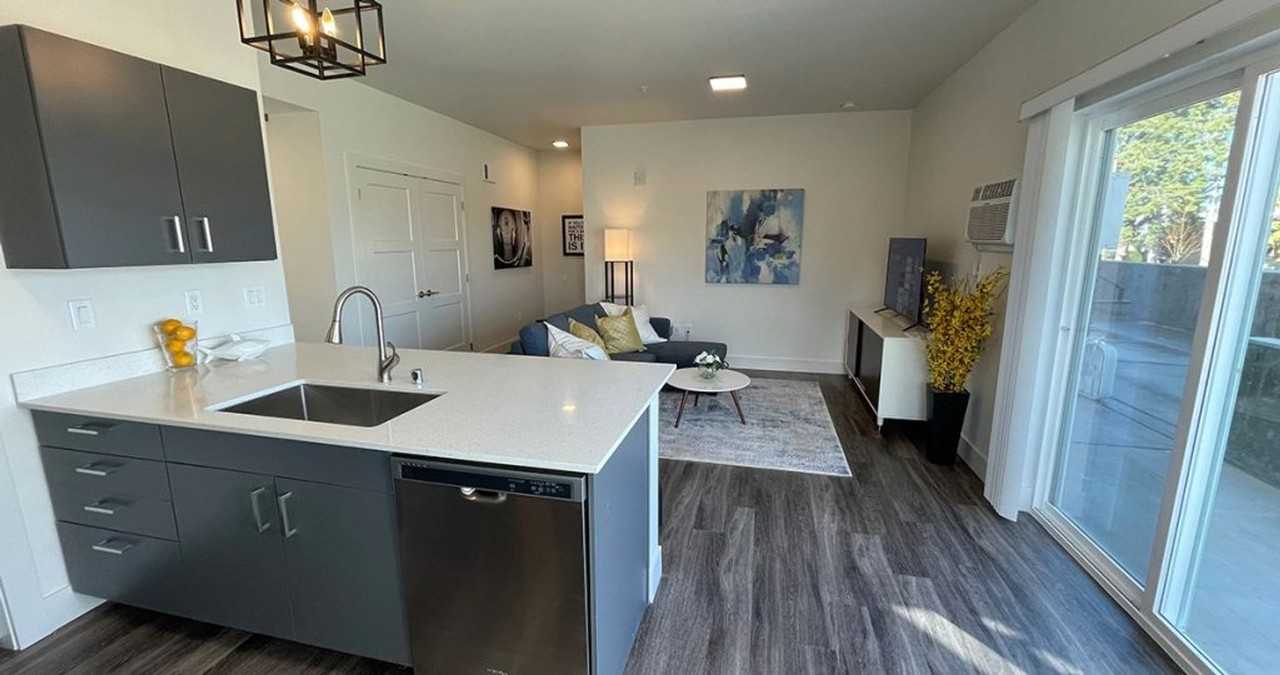 Thirty First Place Apartments - Photo 4 of 9