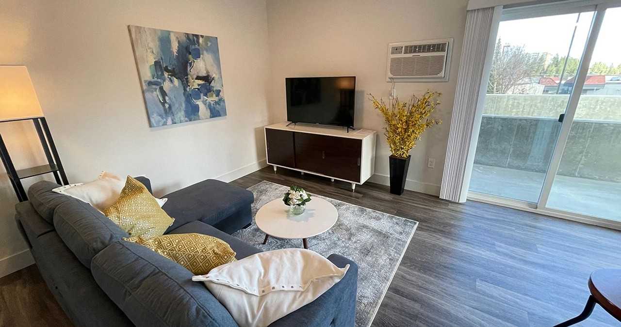 Thirty First Place Apartments - Photo 5 of 9