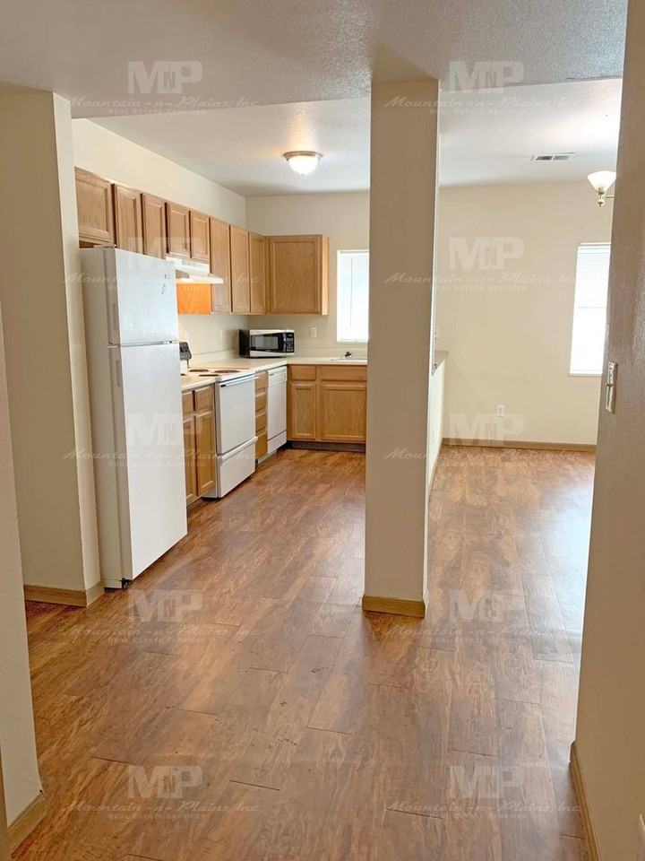 622 S Loomis Ave #A - Photo 2 of 12