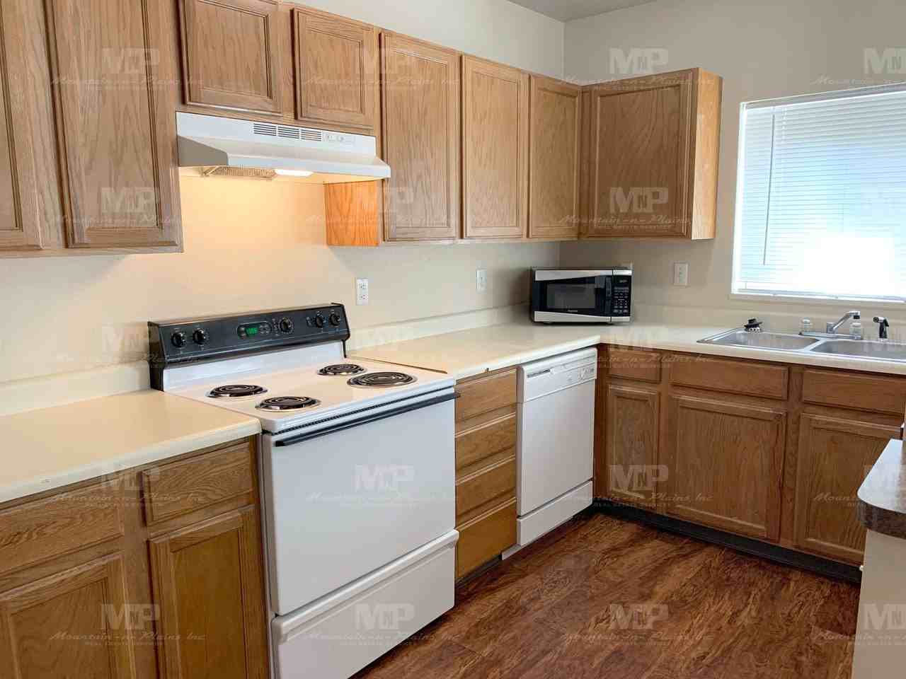 622 S Loomis Ave #A - Photo 5 of 12