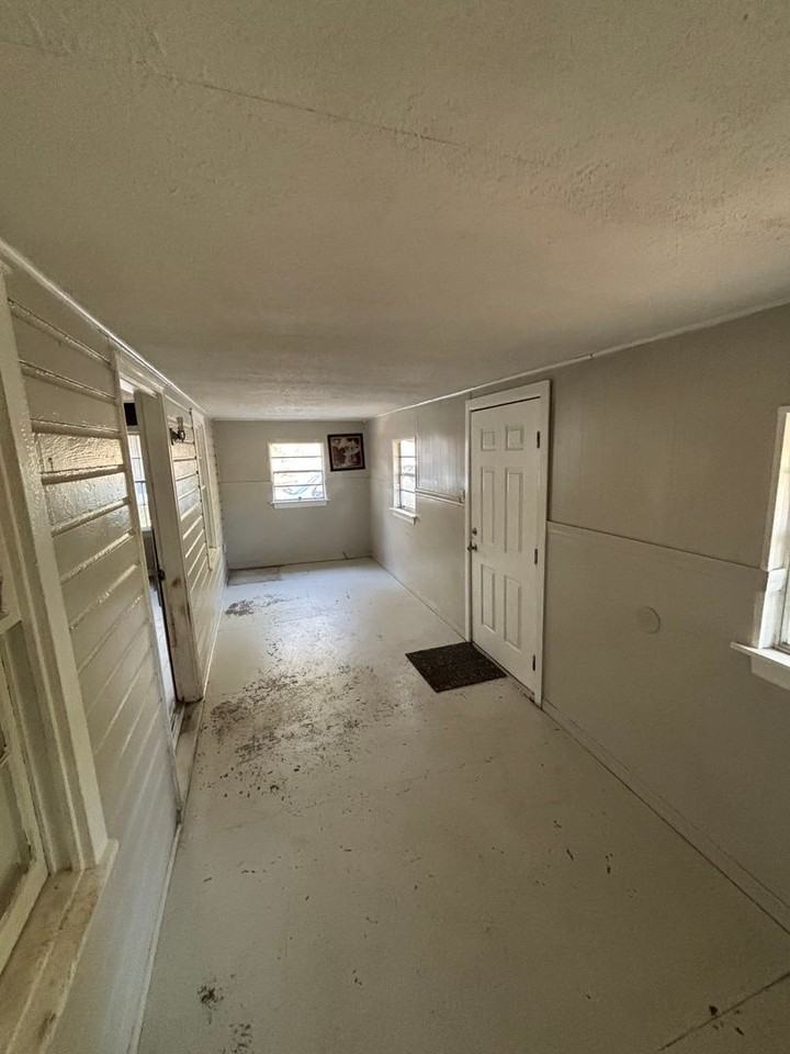 13700 Castelin Ave - Photo 2 of 10