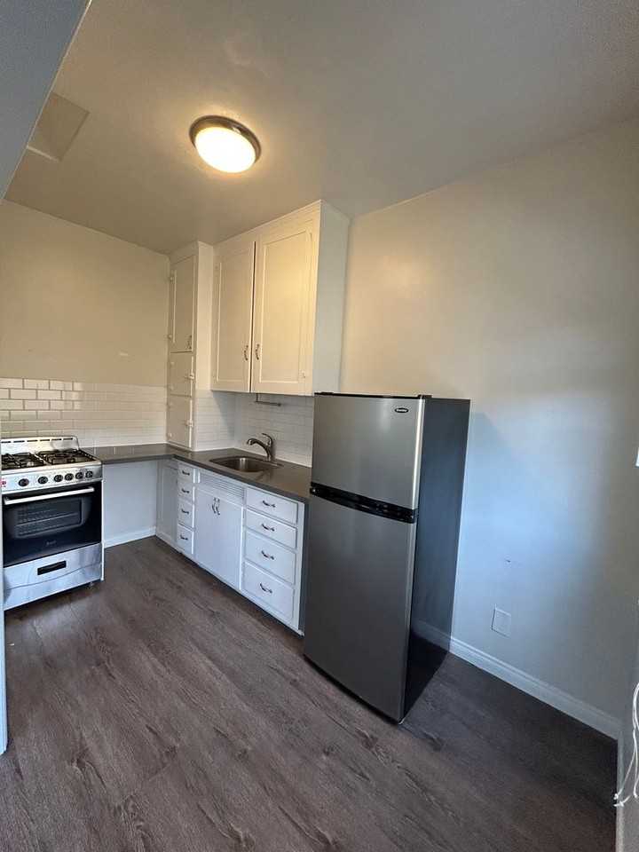 942 Beech Street - Photo 6 of 25