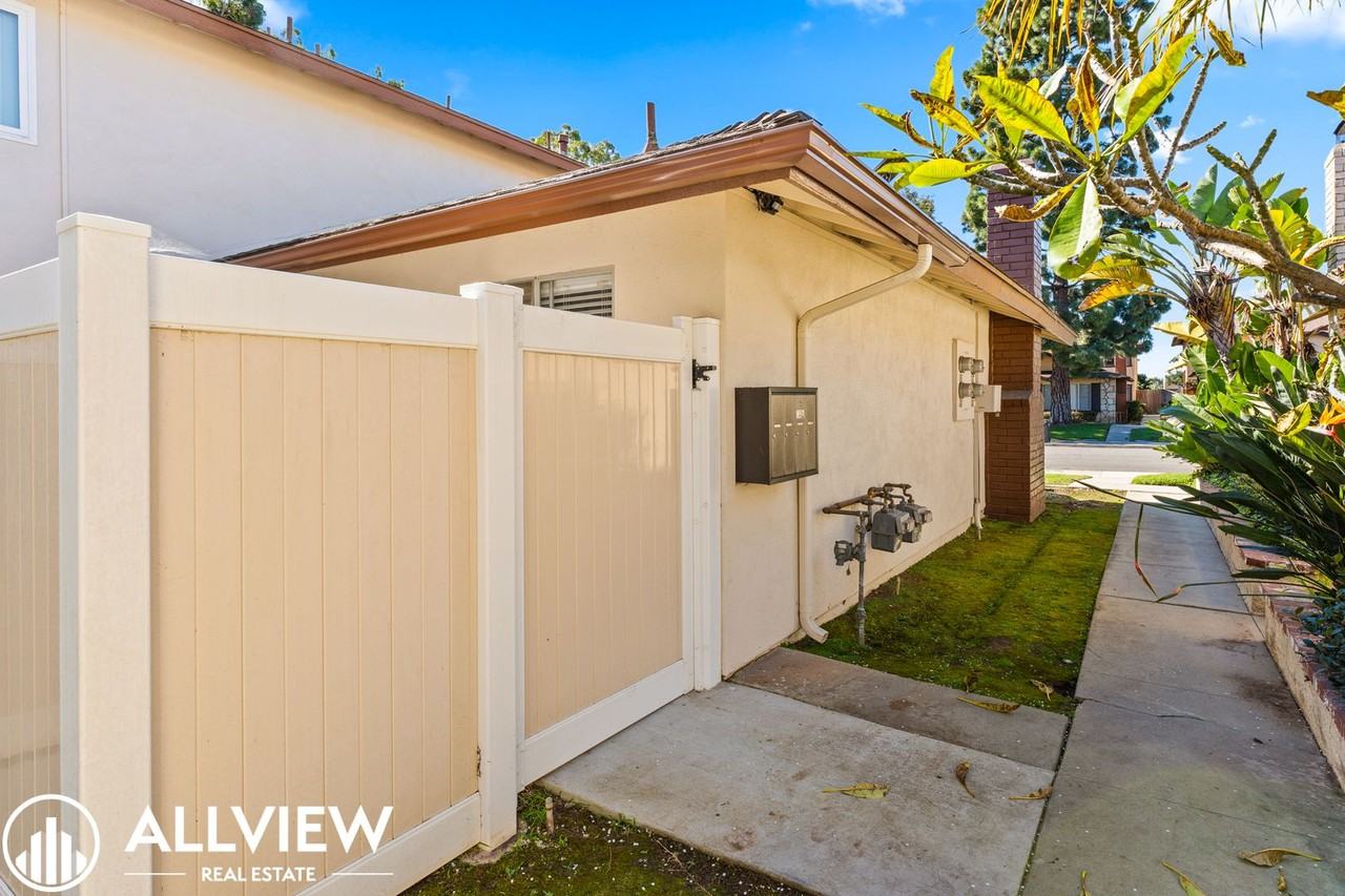 17972 Baron Circle - Photo 4 of 50