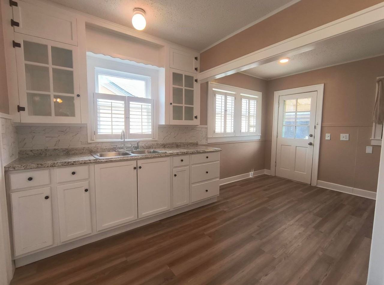 2425 Waco St - Photo 2 of 11