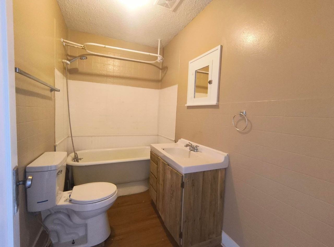 2425 Waco St - Photo 4 of 11