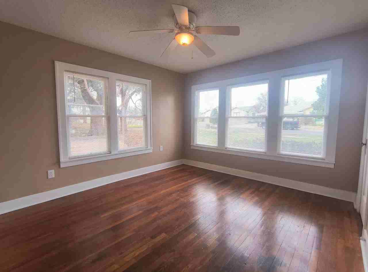 2425 Waco St - Photo 6 of 11